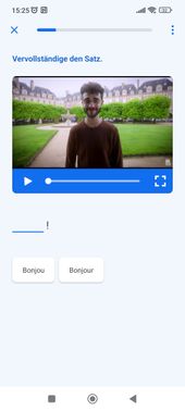 Übungen bei Busuu starten oft mit Kurzvideos, in denen du das Wort oder den Satz auswählen sollst, das bzw. der im Video gesagt wurde. Busuu setzt verstärkt auf diese immersiven Video-Übungen.