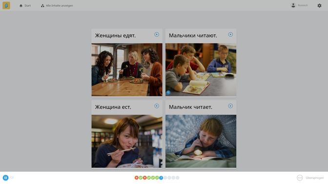 Vokabeln lernst du bei Rosetta Stone immer im Zusammenhang mit Bildern. Hier kannst du z. B. die Wörter für “Junge” und “Jungen” bzw. “Frau” und “Frauen” identifizieren.