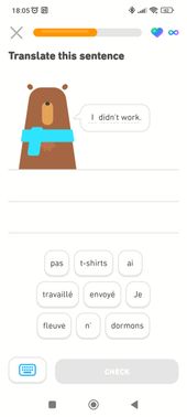 Bei Duolingo schreibst du relativ wenig; vieles geht über die “Word Bank”, bei der du einfach nur die richtigen Wörter in der richtigen Reihenfolge antippen musst.