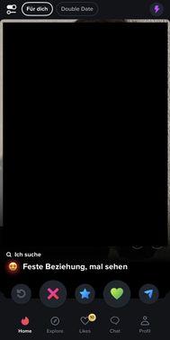 Tinder ist sehr fotolastig. Selbst für die Maßstäbe von Casual Dating Plattformen. Hier geht es vor allem  um die Optik. Deshalb ist das Erste, was du siehst, ein großes (und oft hübsches) Bild. Ideal zum schnellen Swipen.