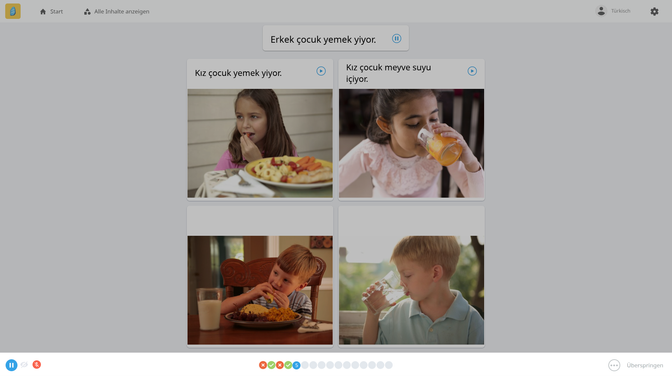 Rosetta Stone arbeitet mit Bildern und ohne Übersetzungen. Der Text beschreibt immer das Bild. So lernst du in dieser Übung nach und nach z. B. die Begriffe für “Junge”, “Mädchen”, “Essen” und “Trinken”.