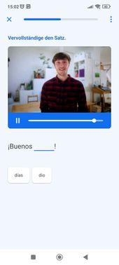 Übungen bei Busuu starten oft mit Kurzvideos, in denen du das Wort oder den Satz auswählen sollst, das bzw. der im Video gesagt wurde. Durch diese Videos erhöht sich die Immersion.